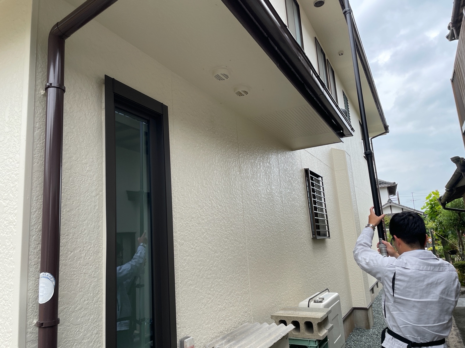 高所点検カメラで屋根の状態を点検している様子